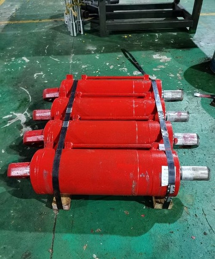 液压支架千斤顶与油缸成品：桔红涂装后捆扎待发