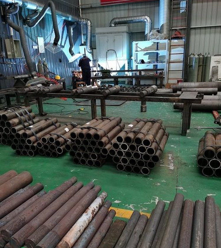 河南合信矿山机械车间：液压支架缸筒、活塞杆与配件加工现场